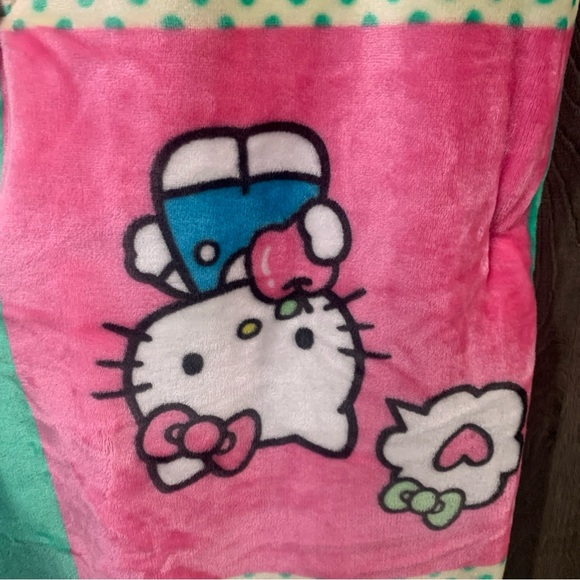 New Hello Kitty Apple Boxes Green & Pink Plush 50" x 70" Throw Blanket With Tag - Picture 7 of 7